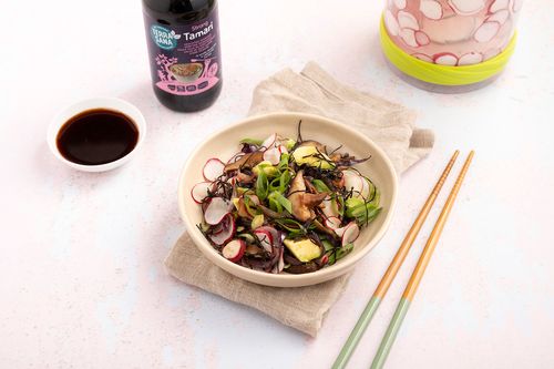 Ensalada de algas con shiitake y encurtido de rábano