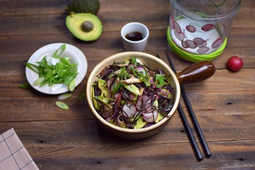 Arame-Salat mit fermentierten Radieschen und Avocado