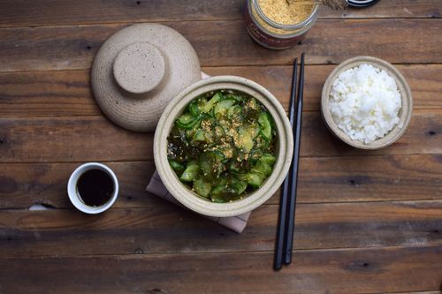 Wakame Sunomono (Gurkensalat mit Algen)