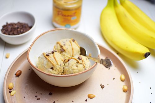 Helado de plátano con crema de cacahuete y cacao