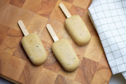 Helados cremosos con coco, tahin y miso