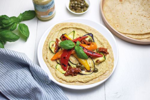 Piadina with hummus and grilled vegetables