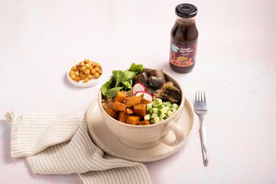 Umami quinoa bowl met gegrilde aubergine en zoete aardappel