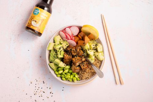 Bol de quinoa avec du tofu et de la patate douce sortant du four.