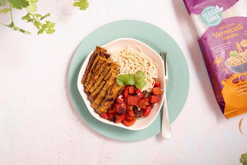 Vegane Nudel-bowl nach vietnamesischer Art