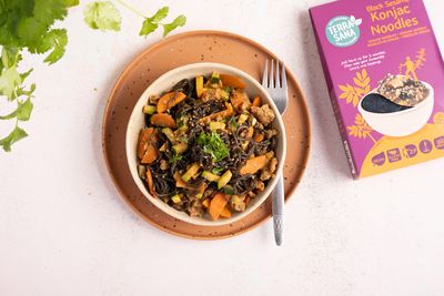 Nouilles de konjac avec seitan et sauce miso