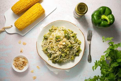 Thaise noodles met groene curry en mäis