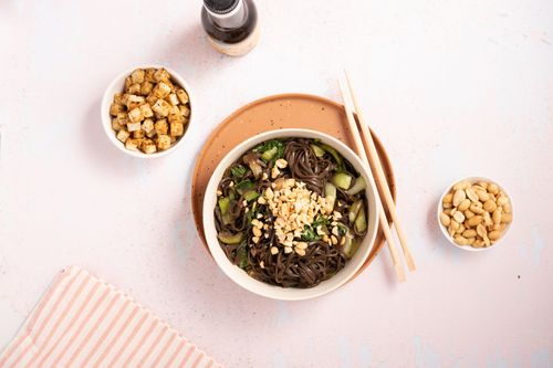 Bol de soba con pak choi y edamame