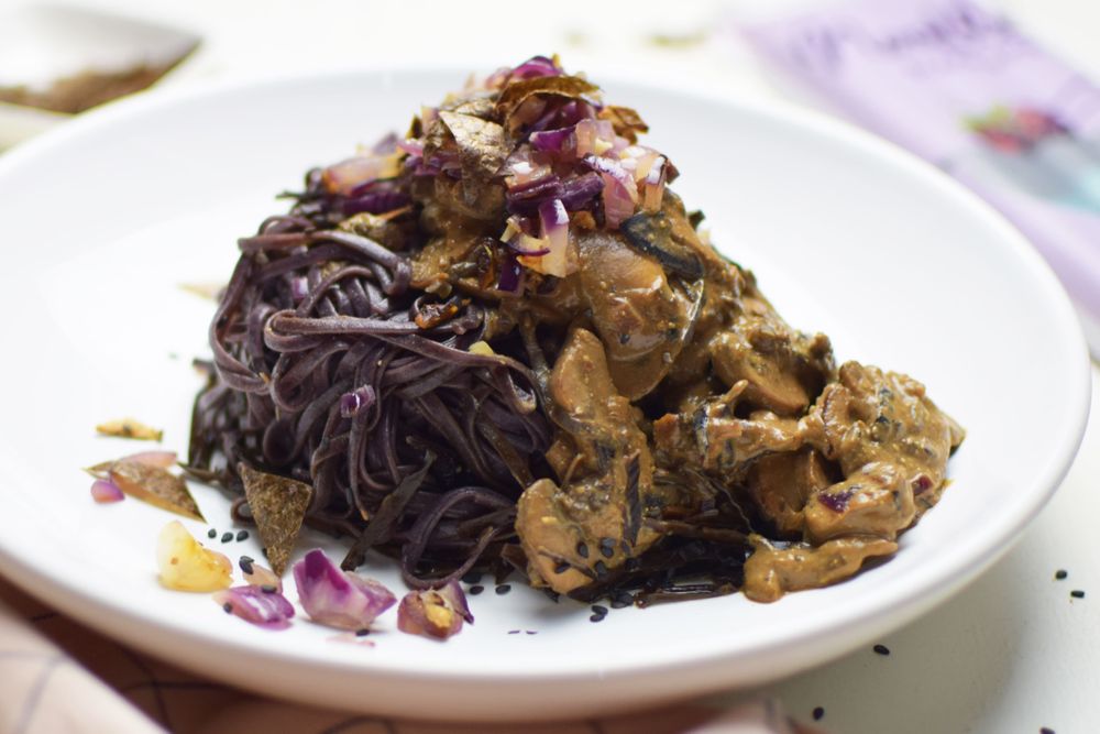 Nouilles de riz noir aux champignons et aux algues