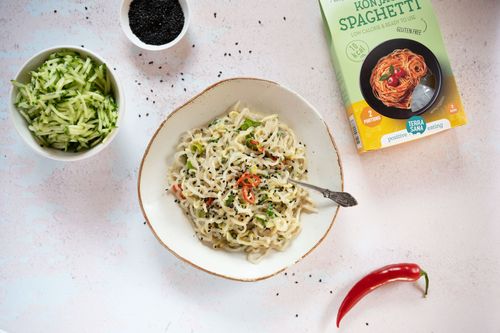 Pittige konjac (spaghetti) met sesamsausje