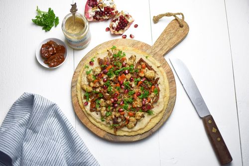 Pizza israelí con coliflor asada
