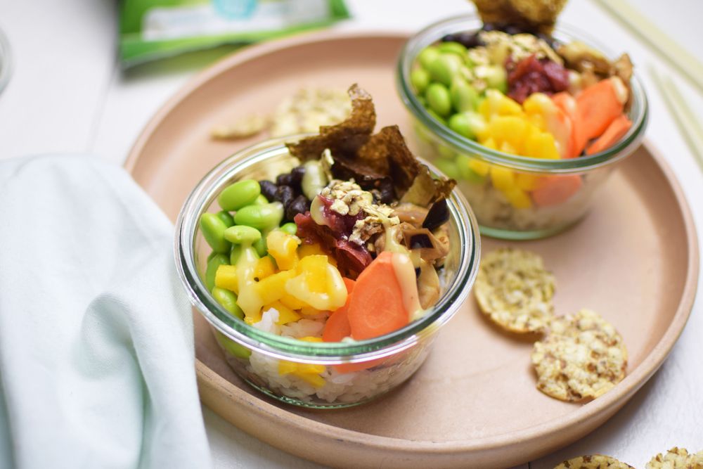 Poke bowl with mango and mung bean chips