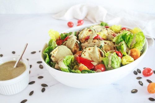 Salade met geroosterde groenten en pompoenpittenvinaigrette