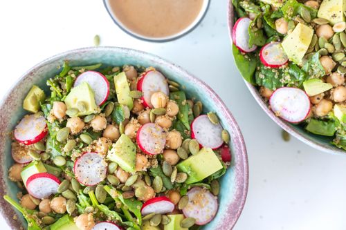 Ensalada de quinoa con aderezo de tahin