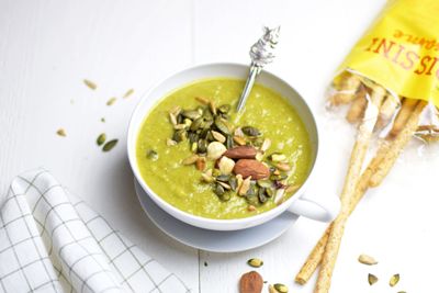 Pittige groene soep met pesto