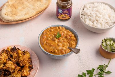 Curry de garbanzos con pepino encurtido