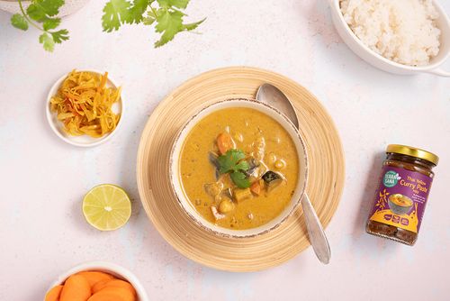 Easy Thai yellow curry with low-calorie konjac rice