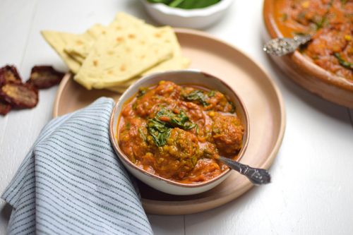 Kofta vegana en salsa de tomate picante