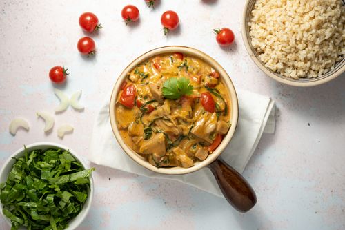 Curry met jackfruit, paksoi en tomaat