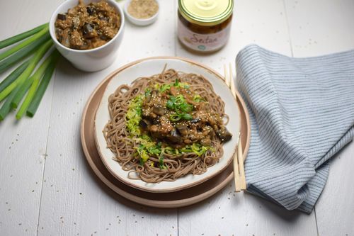 Soba-Nudeln mit Seitan in Erdnusssauce