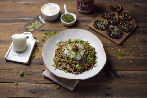 Oroshi soba: noodles with miso sauce