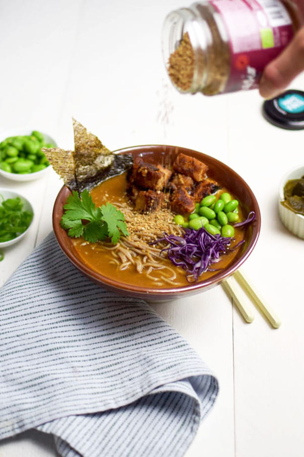 Nouilles ramen épicées à l'érable, au tofu & aux champignons