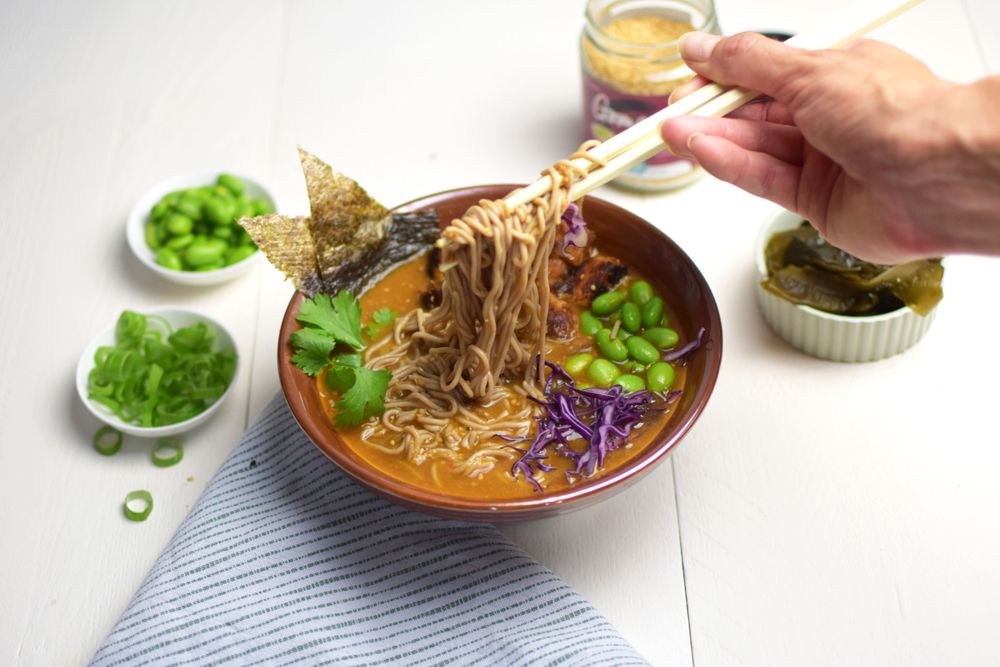 Nouilles ramen épicées à l'érable, au tofu & aux champignons