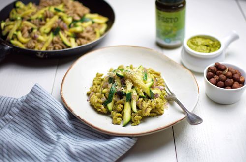 Gnocchetti de garbanzos con pesto, aguacate y calabacín