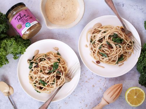 Spaghettis au chou frisé, raisins secs et sauce tahin