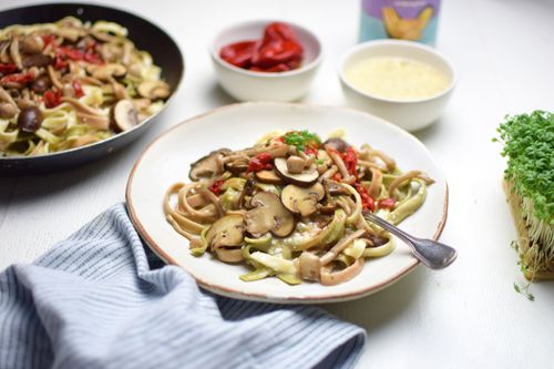 Pasta con hongos y salsa de queso vegana