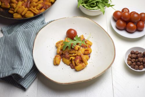 Simpele kurkumapasta met tomaten en rucola