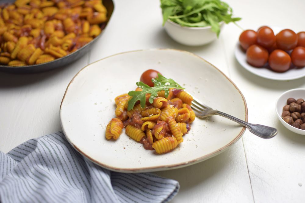 Simple turmeric pasta with tomatoes and arugula | Terrasana Positive Eating