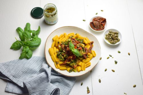 Gnocchetti de cúrcuma con tomate