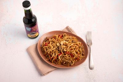 Vegan chow mein met seitan