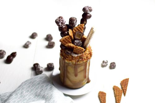 Freakshake (batido extremo) con cúrcuma, caramelo y bombones de chocolate