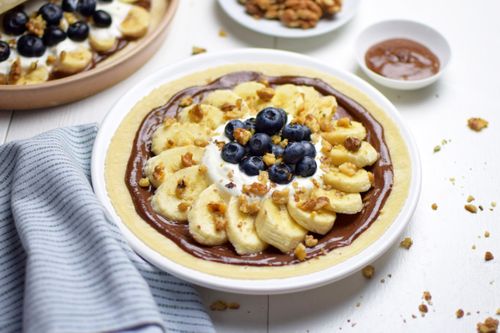 Wrap de desayuno con pasta de chocolate, yogur de coco y fruta.