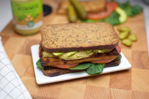 Sándwich con hummus y tofu marinado