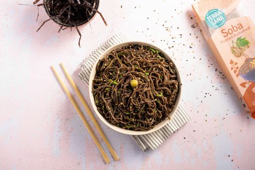 Zomerse zaru soba met furikake