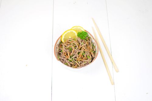 Soba con salsa de soja y jengibre fresco