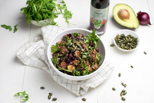 Ensalada de quinoa con garbanzos asados y remolacha