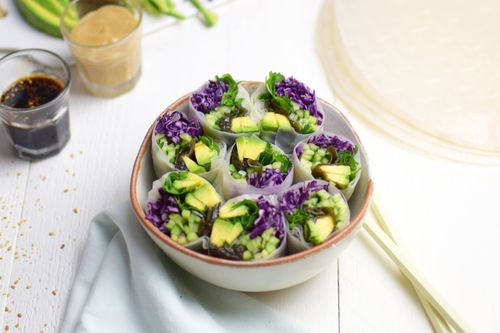 Summer rolls with seaweed, avocado and red cabbage