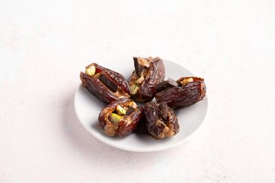 Snack aux dattes et à la pâte d'amandes au chai