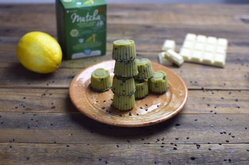 Dulce con matcha y sésamo negro