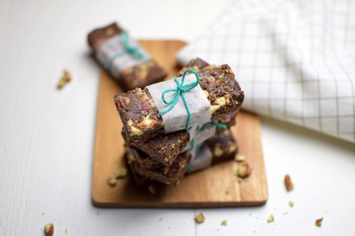 Rye bars with pecan and cocoa