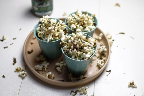 Palomitas de maíz con furikake y nori