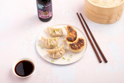 Gyoza (albóndigas japonesas) con salsa para mojar