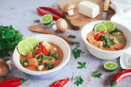 Curry rojo tailandés de verduras y tofu